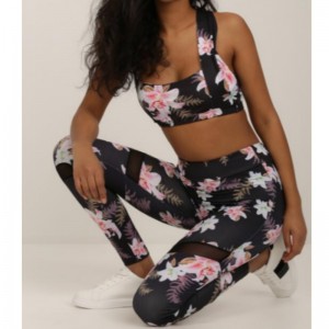 Schwarzer Trainingsanzug.